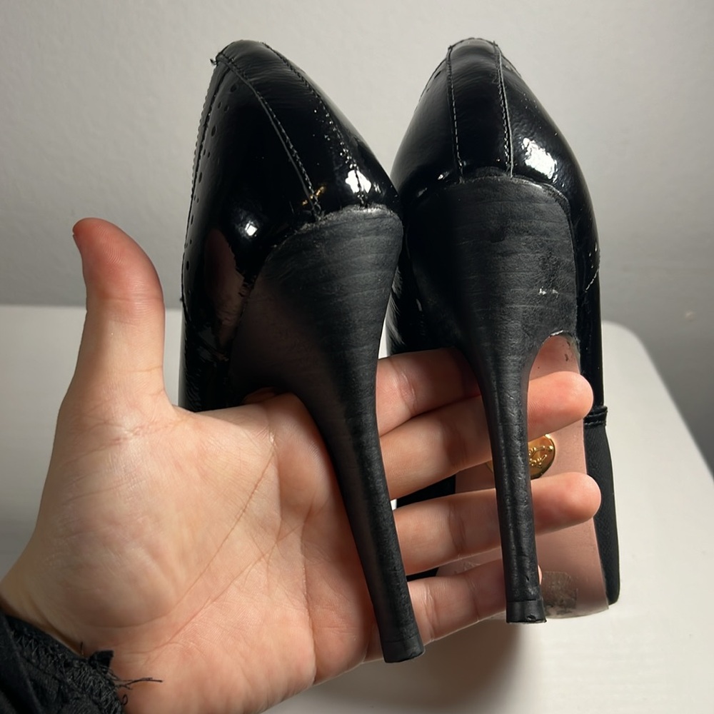 BETSEY JOHNSON DERRBY BLACK PATENT LEATHER 5" HEELS - Picture 5 of 12